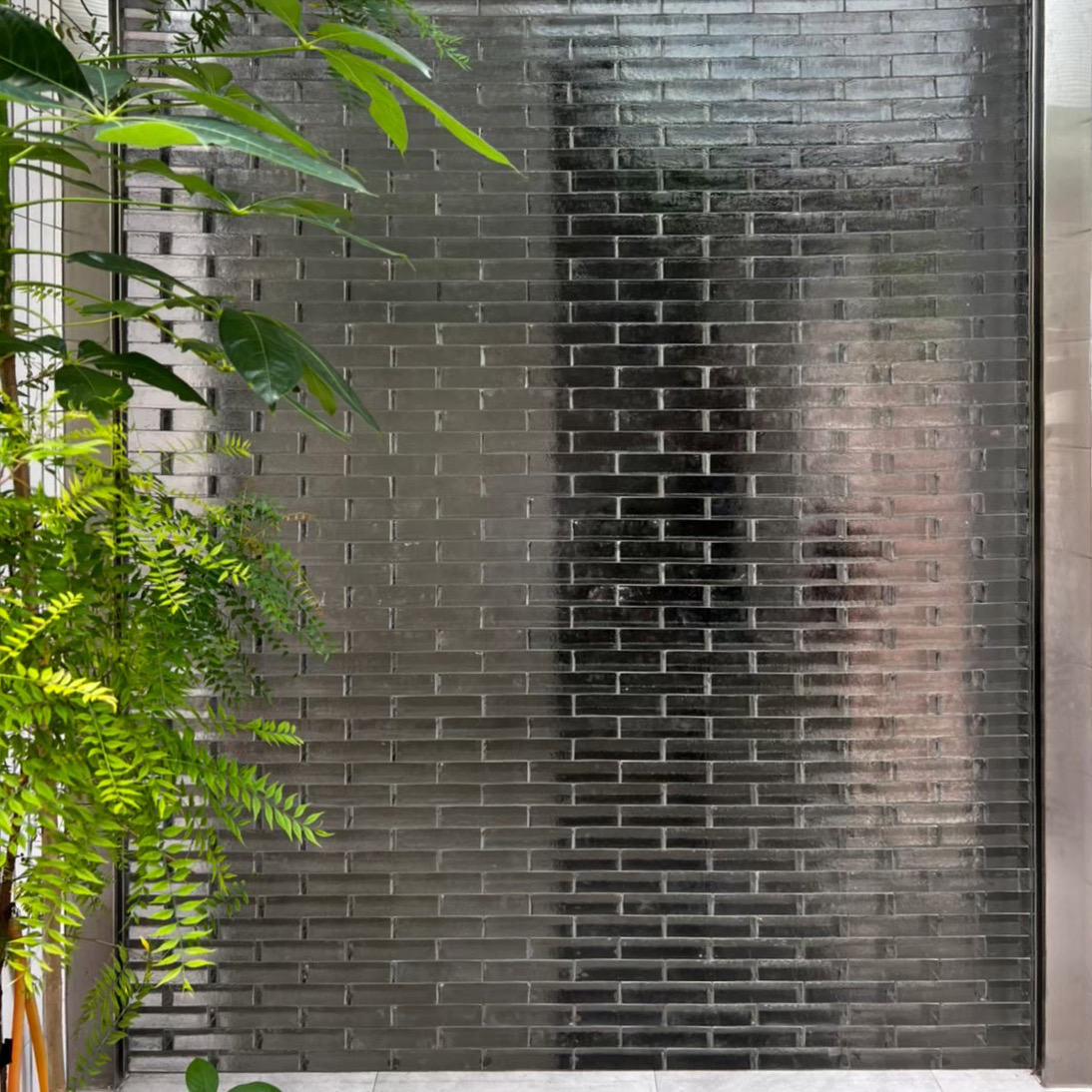施工建材：水波紋玻璃磚  ｜
施工工法：平砌式 ｜
顏色：透明
