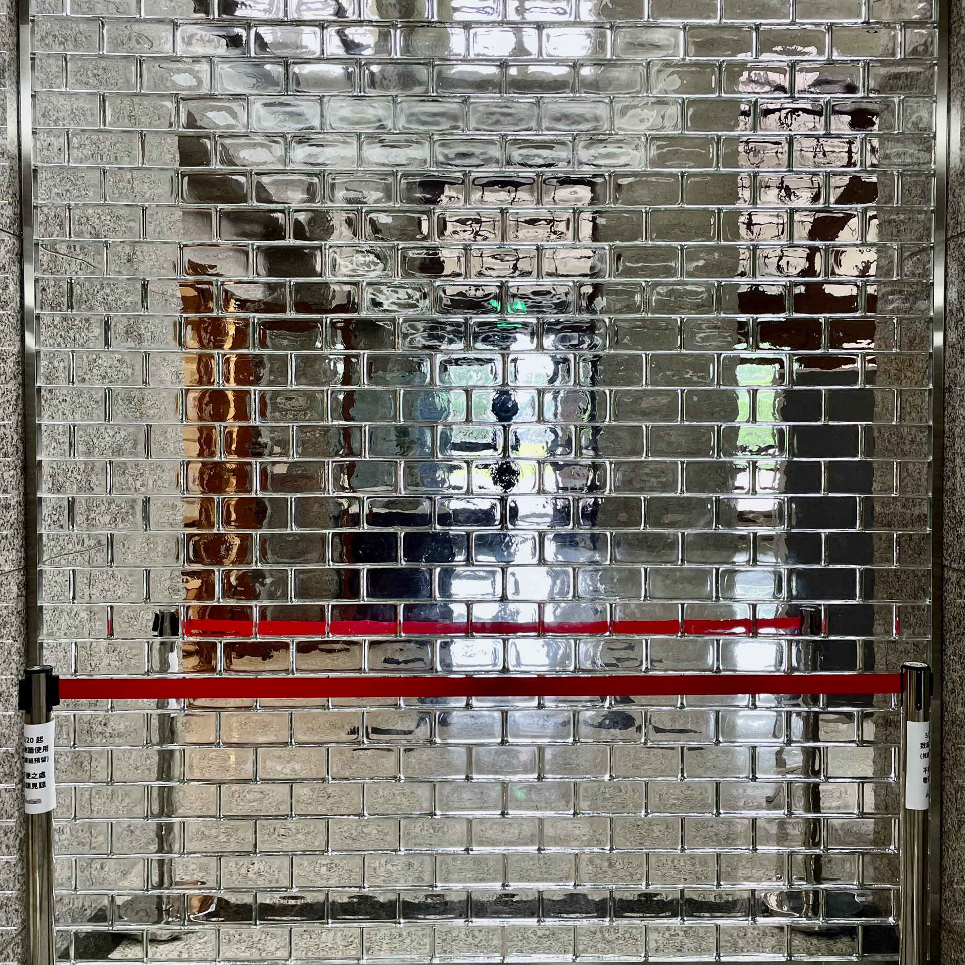 施工建材：水波紋實心玻璃磚
工法：立砌式
款式：透明