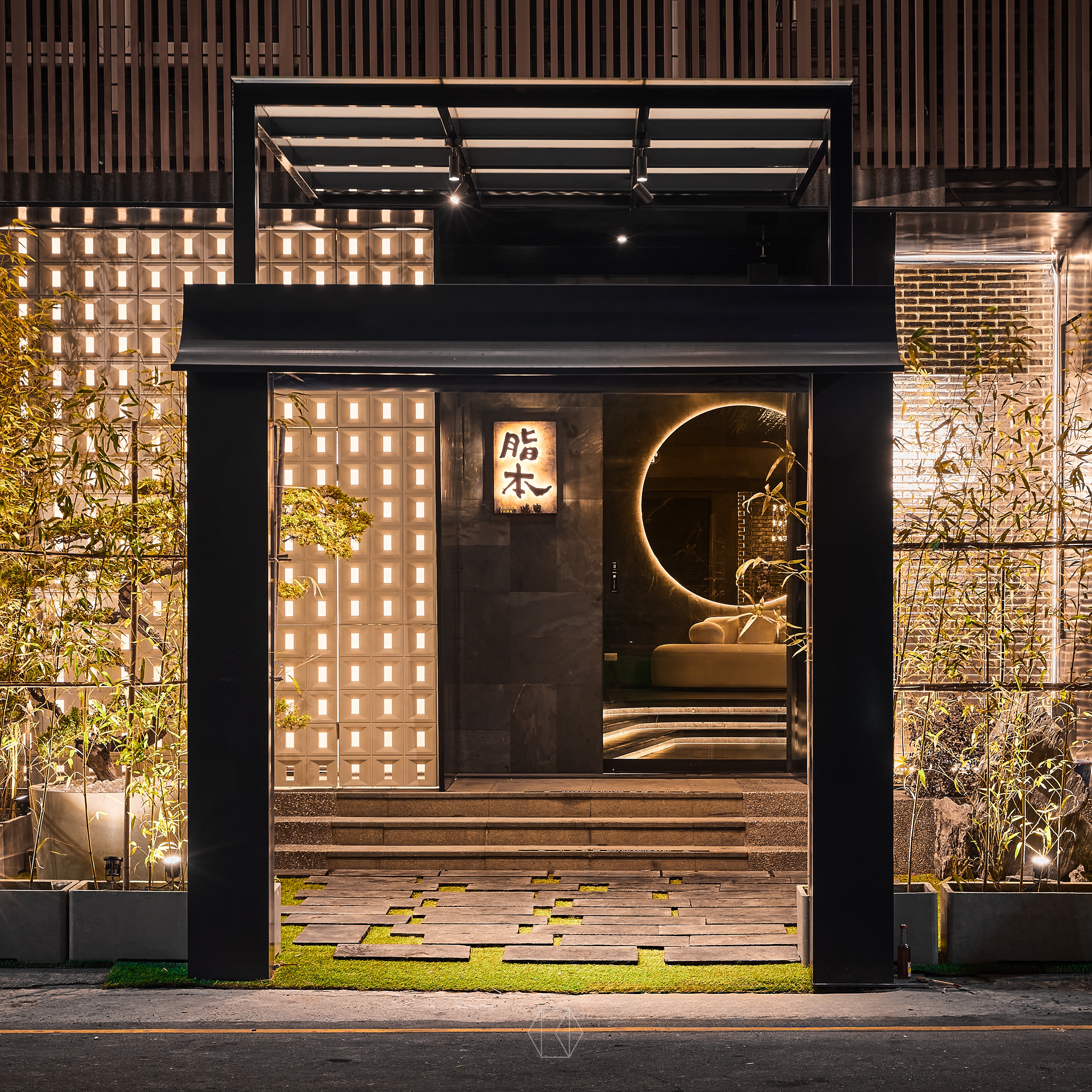 施工建材：實心玻璃磚 ｜ 款式：水波紋｜ 
施工工法：平砌交丁、立砌交丁式 ｜ 
顏色：透明｜
設計單位：十本室內裝修設計有限公司｜
設計師：張伯匡設計師｜
圖片授權由十本設計提供